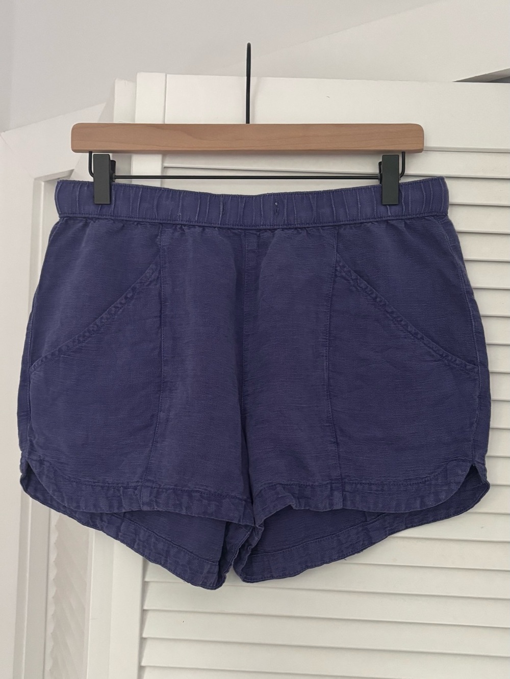 C&C California elastic waist shorts size M